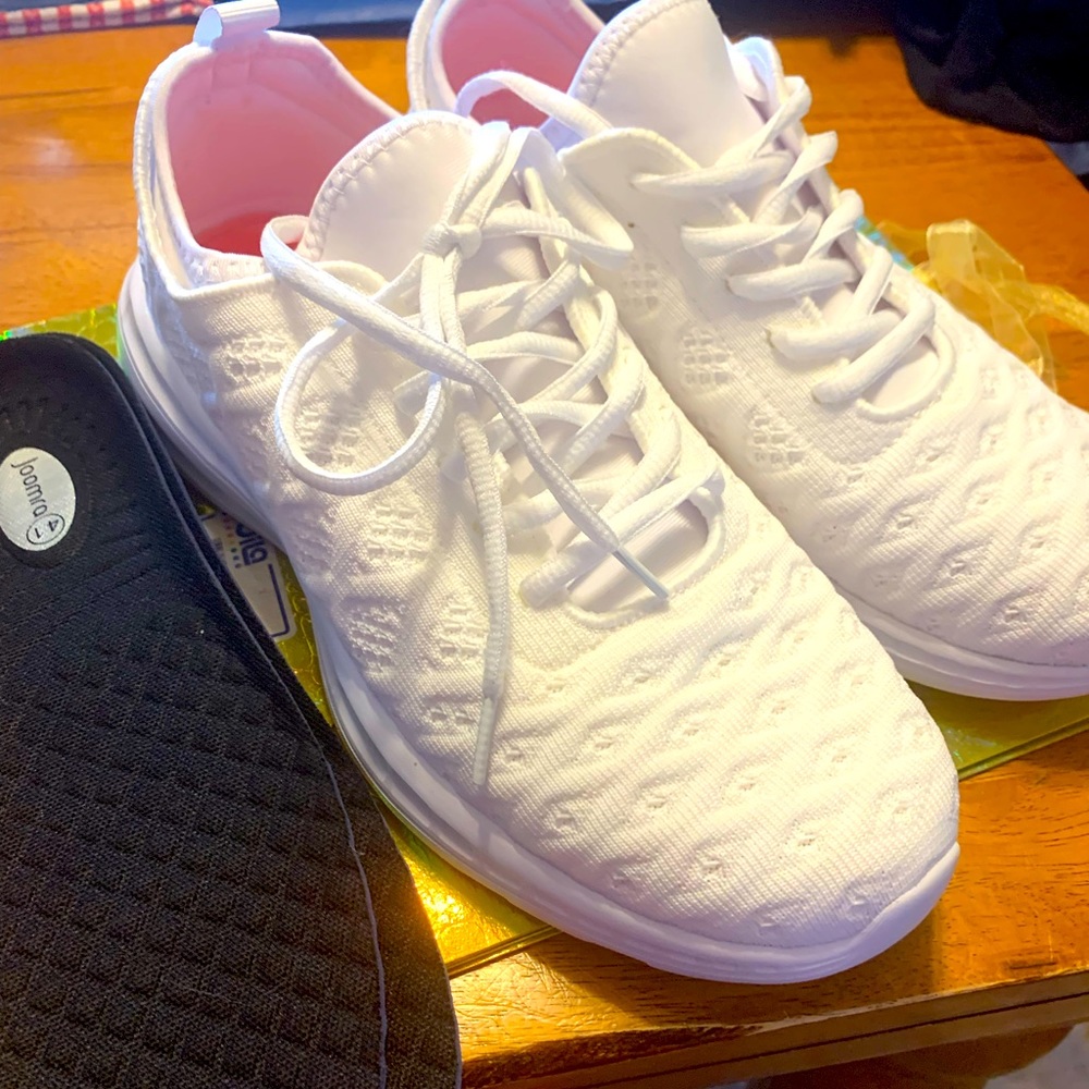 New size 10 Tennis shoes